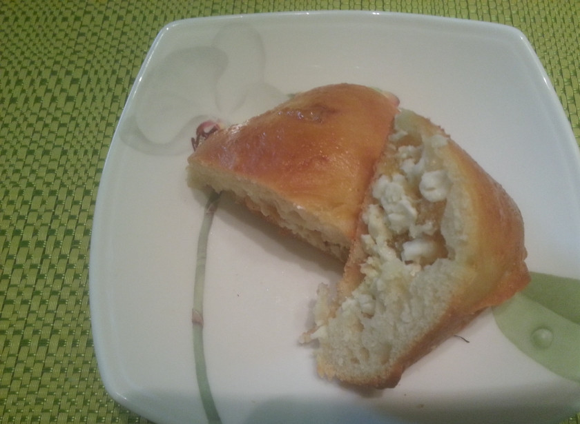 1. Этап. Пирожки с творогом и изюмом из дрожжевого теста: Противень застилаем бумагой и выкладываем пирожки швом вниз, накрываем и оставляем на 40 минут для расстойки. Перед выпечкой пирожки смазываем яйцом. Выпекаем при 180-200 градусах до готовности (золотистого цвета).