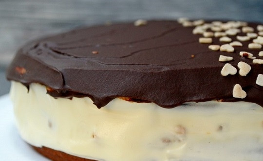 1. Этап. Торт Сникерс с крекером: 13. Покройте глазурью тортик. По желанию можно дополнительно украсить. Оставьте на несколько часов (лучше всего на ночь), чтобы он хорошо пропитался. Приятного чаепития!