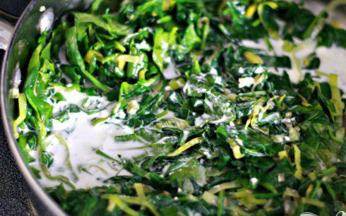 1. Этап. Стейк с грибным соусом и сливочным шпинатом: 4. Добавить молочную смесь в сковороду и хорошо перемешать. Жарить 30 секунд.