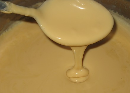 1. Этап. Торт Соты: Приготовьте крем. Взбейте миксером сливки, сметану, мёд, сгущёнку.