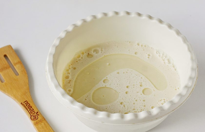 1. Этап. Блины на желтках: Перемешайте все еще раз до однородного состояния и влейте масло.