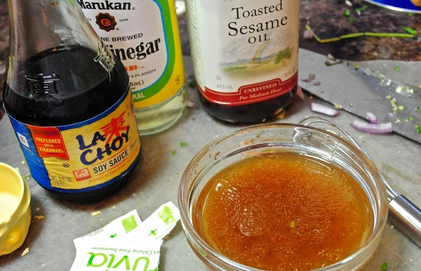 1. Этап. Салат с арахисом: Теперь перейдём к соусу. Смешайте вместе рисовый уксус, мёд, сахар, кунжутное масло, соевый соус, арахисовое масло (растительное).