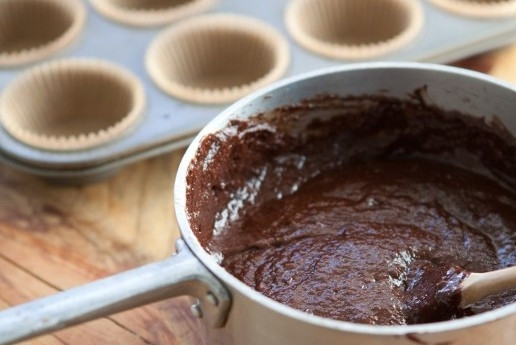 1. Этап. Маффины с шоколадом классические: 1. Шоколад растопим на водяной бане, аккуратно вводим в него яичные желтки и сразу же перетираем, чтобы они не свернулись. дальше добавим рахмал, какао, муку, масло и сахар. перемешаем. Отдельно соль и яичные белки взбиваем в пышную массу, и добавим в тесто, когда шоколадная смесь остынет. Дальше добавим все остальные ингредиенты.