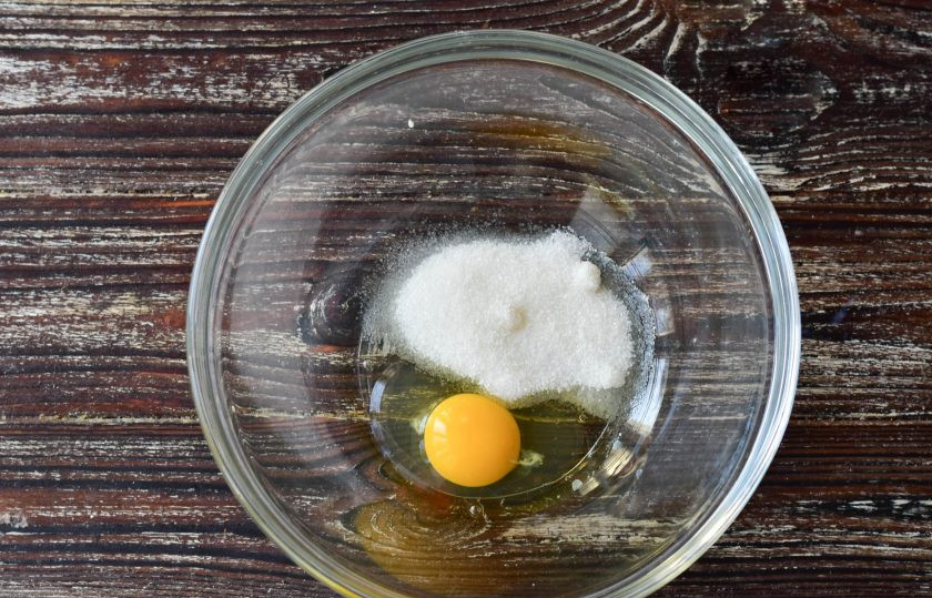 1. Этап. Венский хлеб: В миску вбейте яйца, и всыпьте сахар.