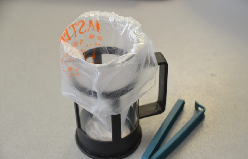 1. Этап. Хворост из жидкого теста: Подготовьте одноразовый кондитерский мешок для теста и зажим для мешка. Если такого мешка нет, можно взять обычный полиэтиленовый пакет.