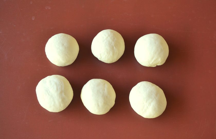 1. Этап. Китайский хлеб: Разделяем готовое тесто пополам. Каждую половину делим на 6 частей, катаем небольшие шарики.