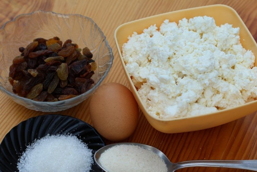 1. Этап. Сырники из творога с изюмом: 1. Из таких простых и доступных ингредиентов получится вкусное лакомство для взрослых и детей. Творог должен быть натуральным и желательно зернистым, но заводской (в пачке) творог тоже подойдет. Почему? Все дело в том, что творожная масса или творожный продукт во время жарки будет терять свою форму, растекаться.