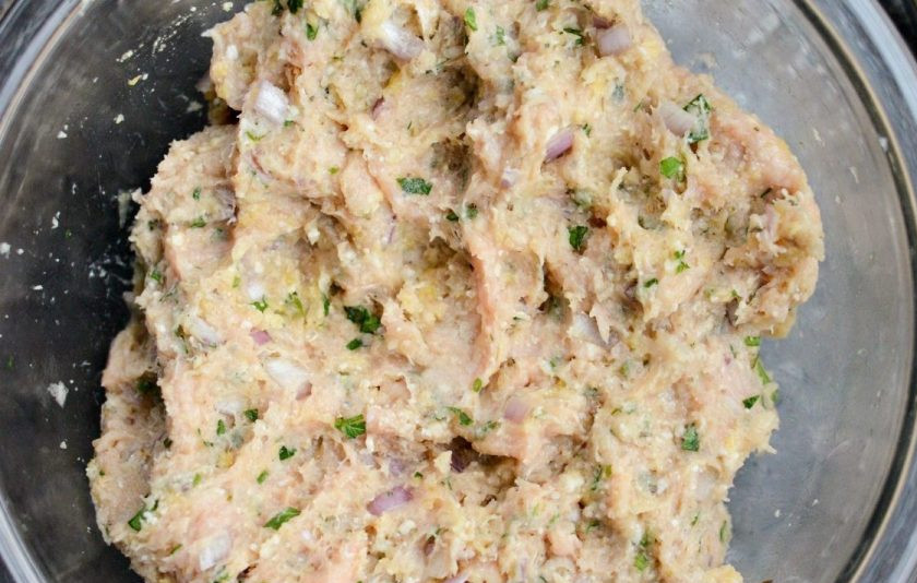 1. Этап. Митболы из курицы с сыром: 2. Также всыпьте сухари, соль и перец, всё тщательно перемешайте.