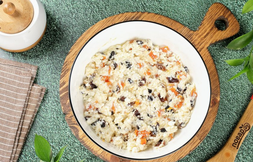 1. Этап. Пирожные Лотосы с творогом и сухофруктами: Перемешайте всё ещё раз. Начинка готова.