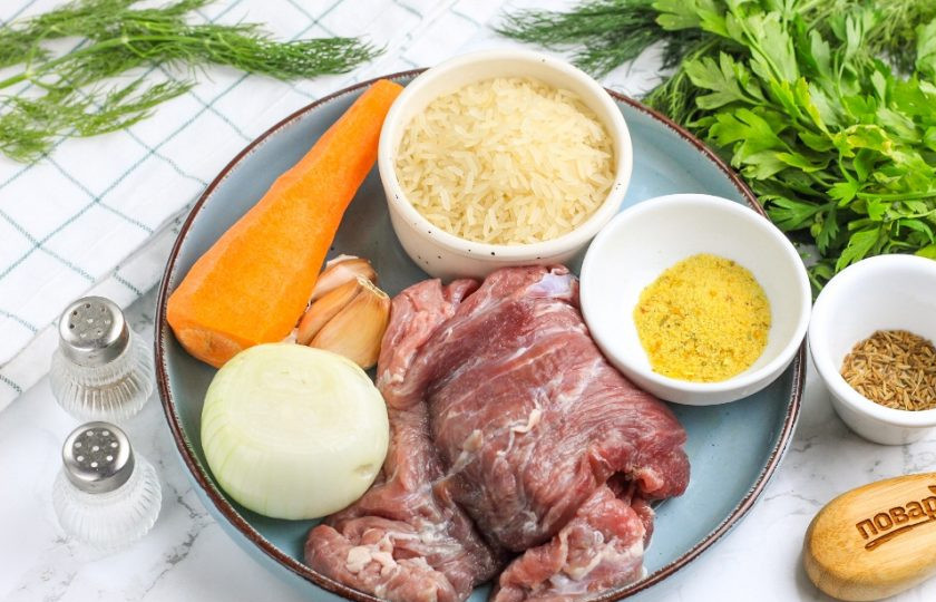 1. Этап. Плов в пароварке: Подготовьте указанные продукты. Приобретите баранину или говядину, промойте мясо в воде и срежьте жилы, пленки.