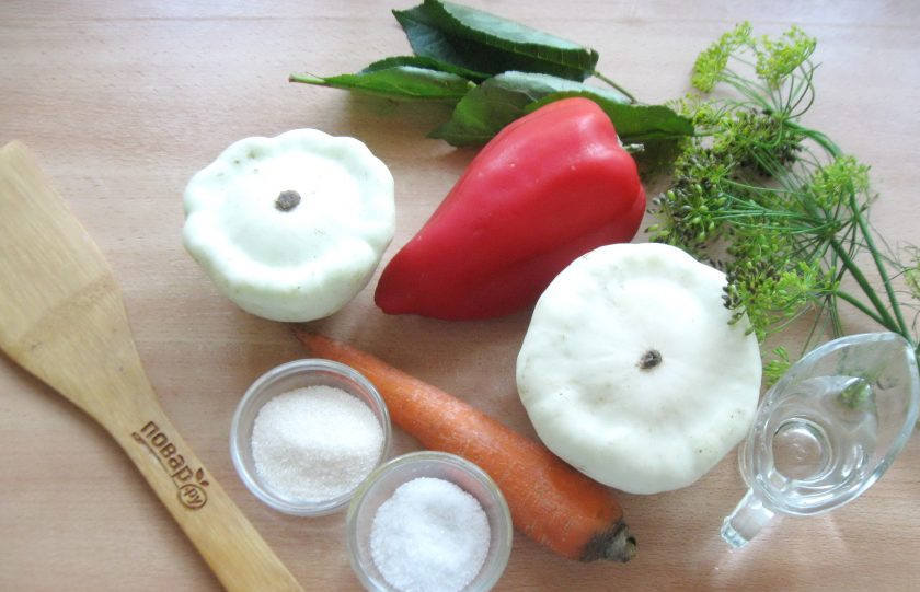 1. Этап. Патиссоны на литровую банку на зиму: Подготовьте ингредиенты для приготовления патиссонов в банке.