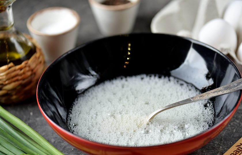 1. Этап. Корейский омлет: Отделите белки от желтков, белки взбейте в легкую пену.