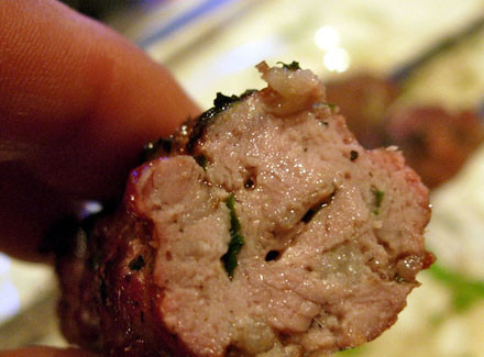 1. Этап. Люля-кебаб из баранины: Готовим люля-кебаб либо в духовке при температуре 200 градусов, либо на мангале до золотистой корочки. Люля-кебаб получается сочным и ароматным. Для подгарнировки режем лук колечками, сбрызгиваем уксусом и смешиваем с зеленью. Готово!