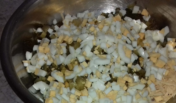 1. Этап. Салат Незабываемая нежность: Вареные яйца очищаем, измельчаем и добавляем в салат.