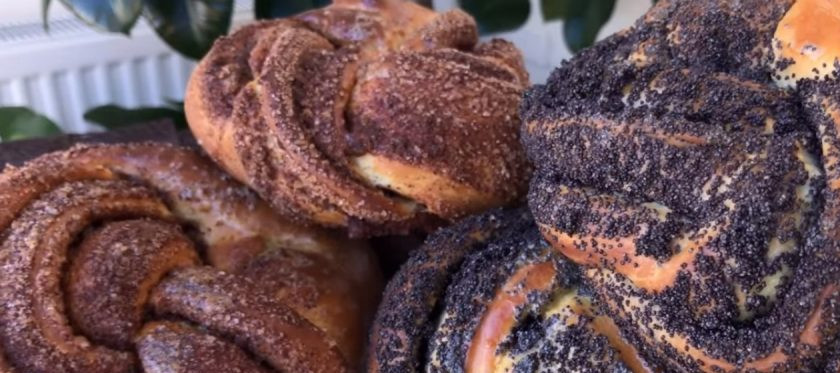 1. Этап. Булочки-плетенки с корицей и маком: 9. За несколько минут до конца смажьте плетенки слегка взбитым яйцом, только тесто. Приятного аппетита!