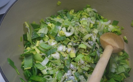 1. Этап. Суп-пюре из горошка с мятой: 2. На сковороде разогрейте сливочное масло, выложите лук и томите на медленном огне минут 5, помешивая. Посолите и при желании поперчите по вкусу.