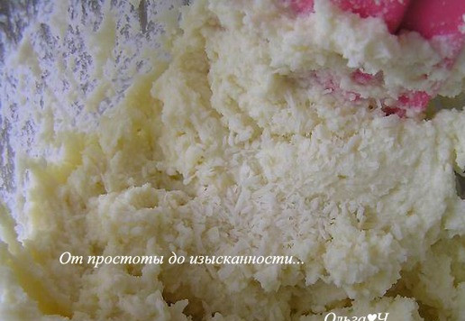 1. Этап. Сочники с кокосовой стружкой: Всыпьте муку (30 г, можно заменить крахмалом) и кокосовую стружку.