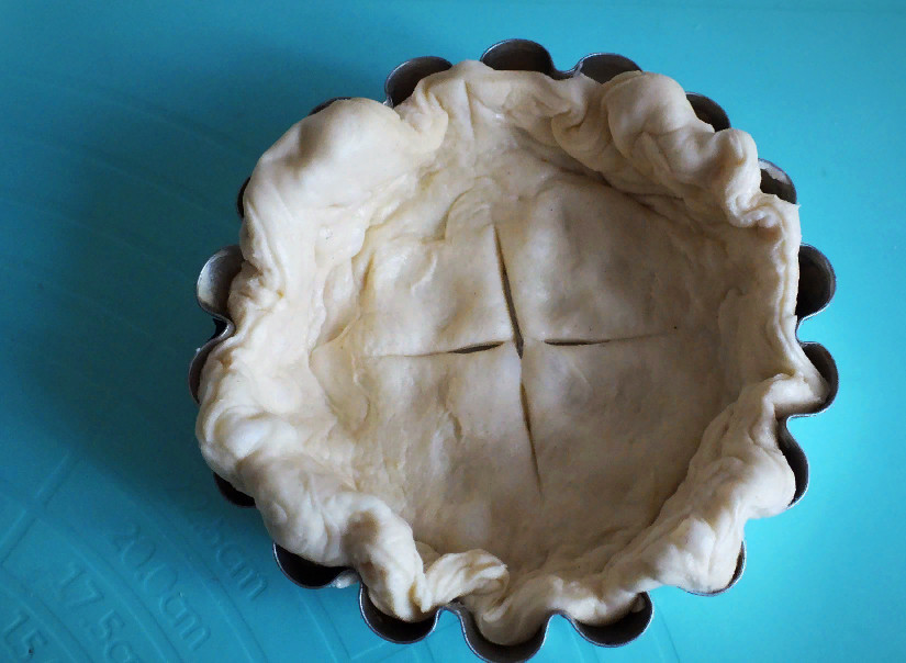 1. Этап. Корзиночки со взбитыми сливками: Формочки для корзиночек смажьте маслом. Получившийся квадрат распределите по формочке, на донышке сделайте разрез. Это необходимо для того, чтобы тесто не вздувалось при выпечке.