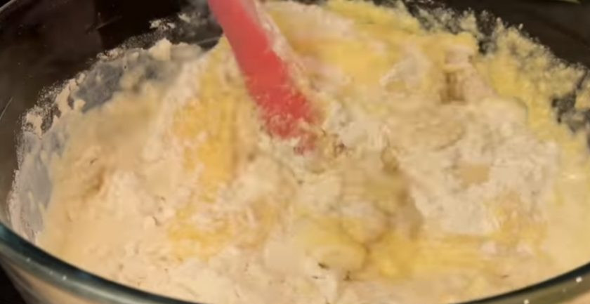 1. Этап. Рулет с черносливом и орехами в медовой корочке: 3. Добавьте яичную массу к мучной и замесите тесто в миске. Переложите тесто на рабочую поверхность и полностью замесите его, подсыпая муку.