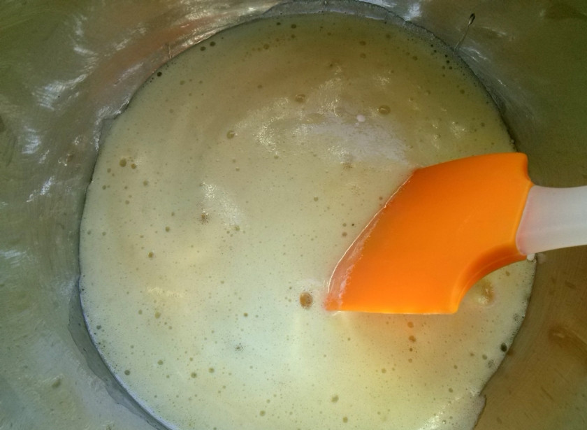 1. Этап. Пряники классические: Мед нагрейте и растопите на медленном огне, добавьте соду и тщательно размешайте, снимите с огня.