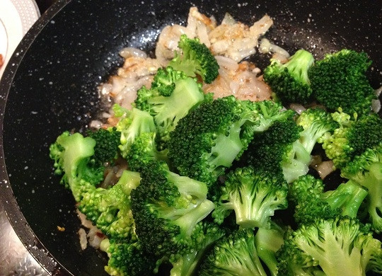 1. Этап. Жареная брокколи с фасолью и беконом: 7. Отправляем брокколи на сковороду и обжариваем минуты 3-4. Солим и перчим.