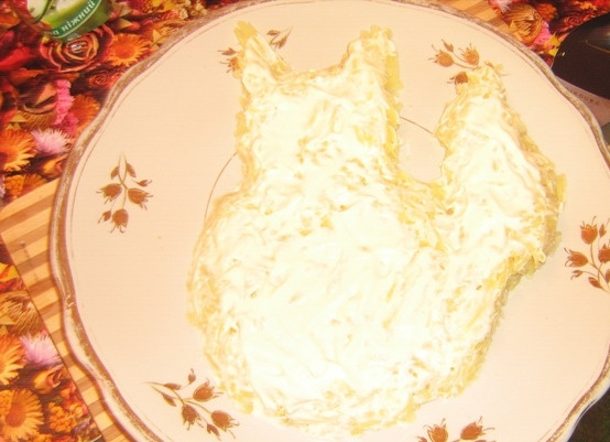 1. Этап. Салат Белочка: Смажьте майонезом.