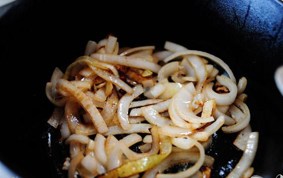 1. Этап. Говядина тушеная с соевым соусом: 1. Нарезать лук ломтиками, очистить зубчики чеснока. Нагреть сливочное масло в большой кастрюле на среднем огне. Поджарить лук пару минут, до легкого коричневого оттенка.