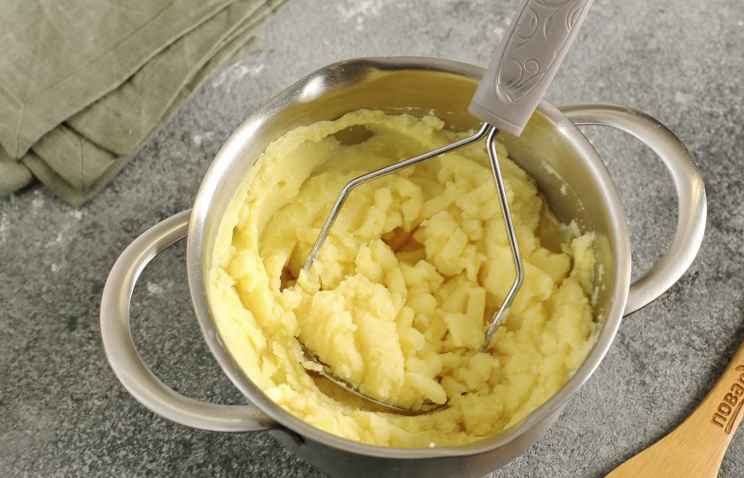 1. Этап. Трубочки из лаваша с картофельной начинкой: С готового картофеля слейте воду, добавьте по вкусу соль, масло сливочное и молоко. Разомните в пюре. Можно использовать уже готовое картофельное пюре (остатки от ужина).