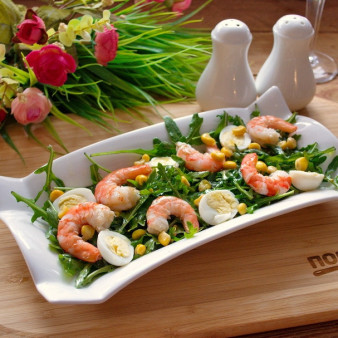 Салат с креветками и рукколой