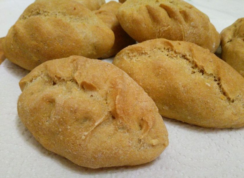 1. Этап. Постные гороховые пирожки: В процессе выпекания пирожки приобретут приятный золотистый цвет и хрустящую корочку. А для того, чтобы постные гороховые пирожки долго оставались мягкими, храните их в пакете, предварительно остудив.