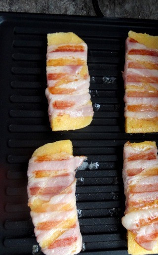 1. Этап. Полента в беконе на гриле: Жарить до румяной корочки бекона.