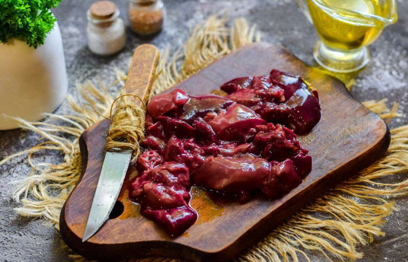 1. Этап. Теплый салат с печенью и омлетом: Куриную печень ополосните и промокните бумажными полотенцами. Нарежьте печень средними кусочками.