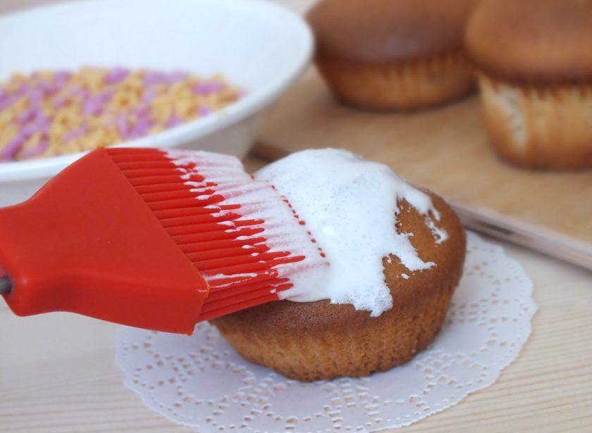 1. Этап. Пасхальные куличи на разрыхлителе: Взбейте яичный белок с сахарной пудрой. Смажьте куличи помадкой.