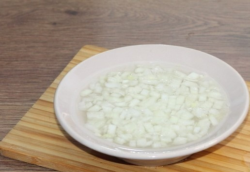 1. Этап. Слоеный салат с авокадо, тунцом, черри: 5. Заливаем лук кипятком и добавляем лимонный сок, щепотку соли и сахара. Оставляем лук мариноваться, минут на 15. Затем маринад сливаем через сито.