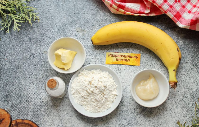 1. Этап. Крекеры с бананом: Подготовьте все необходимые ингредиенты для приготовления крекеров с бананом. Банан тщательно вымойте и вытрите.