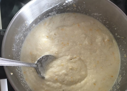 1. Этап. Итальянский манник на рикотте: Далее добавляем в молоко манку и варим пару минут, постоянно помешивая, чтобы не пригорела. Готовую смесь отставьте в прохладное место, чтобы она остыла.