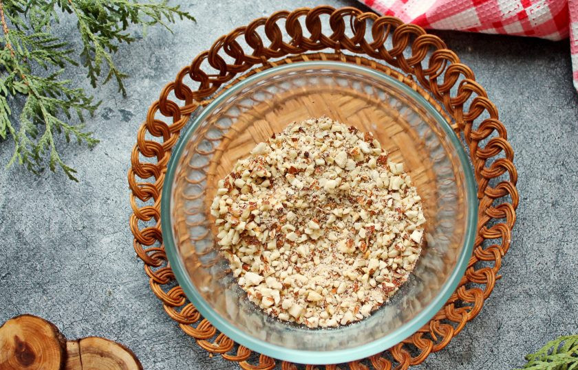 1. Этап. Конфеты из фиников с миндалем: Орехи измельчите в не очень крупную крошку.