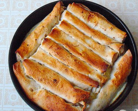 1. Этап. Рулеты из лаваша с квашеной капустой и мясом: 6. Разогреваем духовой шкаф, минут на пятнадцать ставим в него форму с нашими рулетами. Затем выкладываем готовые рулеты на блюдо.