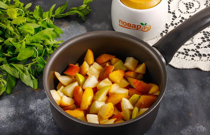 1. Этап. Варенье из груши дички: Груши промойте в воде, разрежьте каждую из них на две части и вырежьте семенные блоки. Промойте еще раз и нарежьте мякоть кубиками или ломтиками — по желанию. Если есть возможность, выбирайте краснобокие груши. Высыпьте нарезку в ковш или казан.