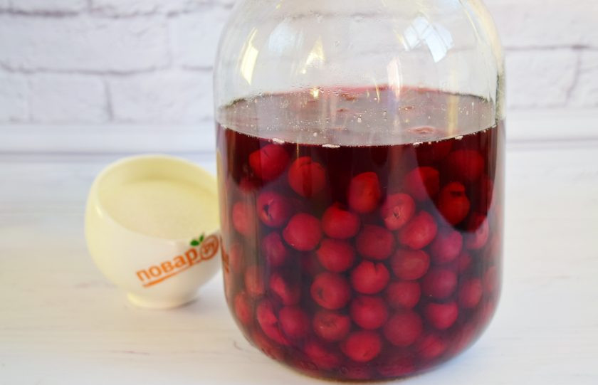 1. Этап. Наливка из вишни: 2. Вишню залейте водкой, закройте крышкой. Поставьте в темное место на 2 недели.