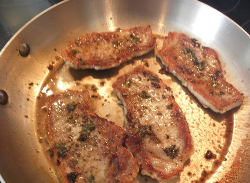 1. Этап. Жареная свинина на сковороде: 3. На среднем огне жарить мясо до золотистой корочки. Можно накрыть крышкой. Затем перевернуть и обжарить со второй стороны. Когда мясо хорошо прожарится, его можно снимать и отставить в сторону на некоторое время. Чтобы сохранить его температуру, можно завернуть его в фольгу.