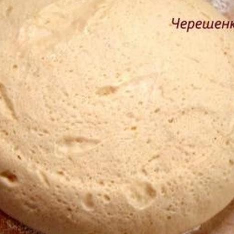 1. Этап. Пасхальная коса: Пока подходит наша опара, займемся начинкой… Изюм промыть холодной водой и залить смесью рома и кипятка, либо, если кушать будут детки, то крепко заваренным чаем, желательно фруктовым, т.к. он придаст изюму дополнительный аромат… Варенье смешиваем с панировочными сухарями, чтобы оно потом из теста не вздумало убежать))) Ну а мак заливаем горячим молоком и даем ему полчасика набухнуть…