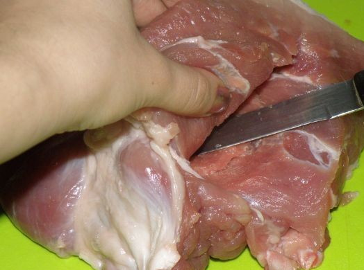 1. Этап. Рулет из мяса в духовке: Мясо моем, обрезаем пленки. Подсушиваем мясо, затем нам необходимо его разрезать. Возможны два варианта: сделать в куске мяса большой карман или разрезать мясо так, чтобы его можно было потом свернуть рулетом. Все зависит от того, какой у вас кусок мяса. Ну и от вашего желания, конечно. Разрезаем мясо, внутреннюю часть смазываем горчицей, посыпаем солью и перцем.