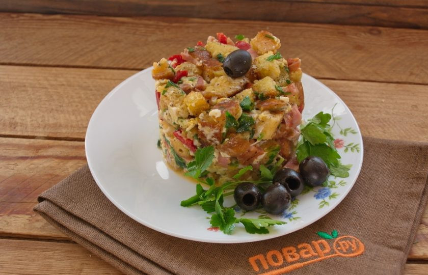 1. Этап. Чудесная закуска из жареного хлеба и яйца: Снимите сервировочное кольцо. Украсьте готовое блюдо зеленью и оливками.