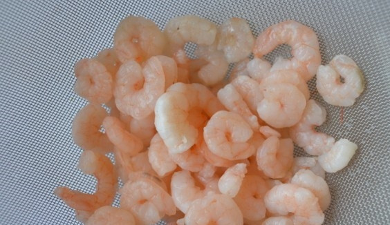 1. Этап. Тарталетки с морепродуктами: Если вы используете неочищенные сырые креветки, то сначала отварите их в подсоленной воде и освободите от хитинового покрова. Отбросьте креветки на дуршлаг, чтобы стекла лишняя жидкость.