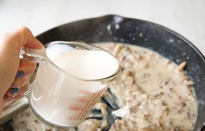 1. Этап. Запеканка из лапши и курицы: 4. После бульона влейте молоко, перемешайте хорошенько.