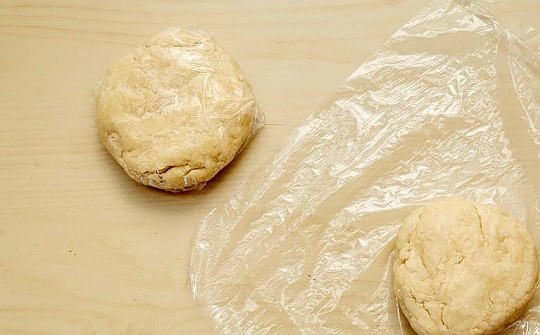 1. Этап. Закрытый яблочный пирог: 2. Готовое тесто разделите пополам, скатайте в шарики и заверните в пищевую пленку. Уберите на 35-45 минут в холодильник или на 15 в морозилку.