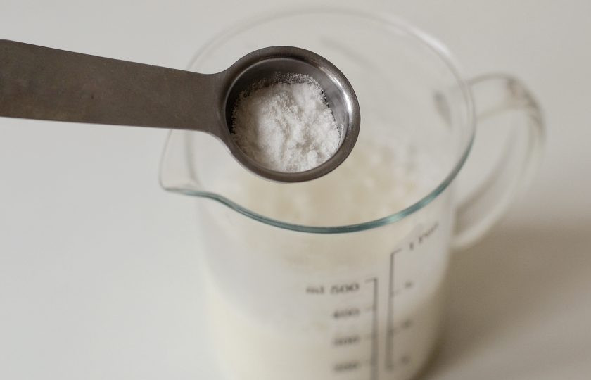 1. Этап. Соевая сметана в домашних условиях: Затем добавьте молочную кислоту и снова взбейте. Консистенция должна стать гуще.