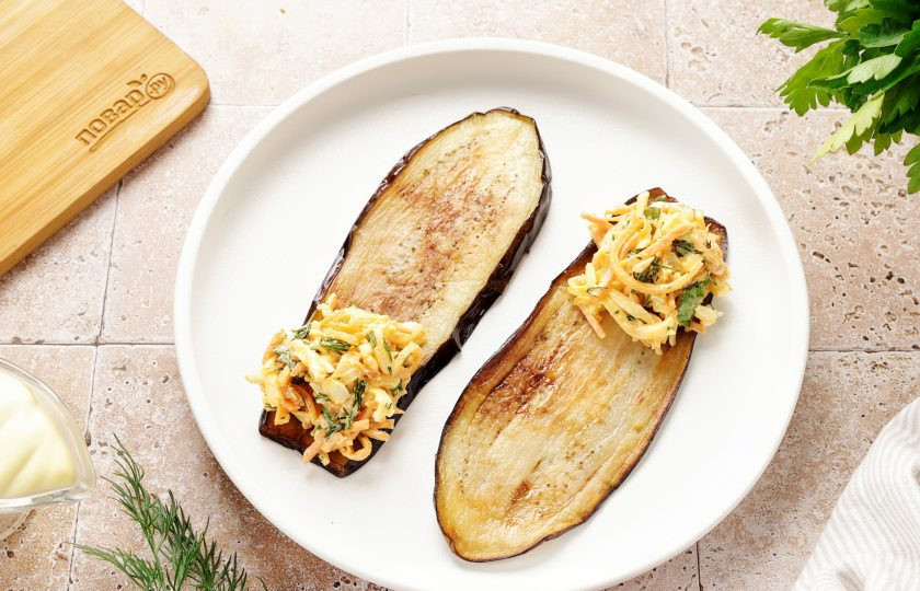 1. Этап. Рулет из баклажанов с сыром и корейской морковью: Выложите перед собой обжаренные ломтики баклажана. Положите начинку на край каждого ломтика.