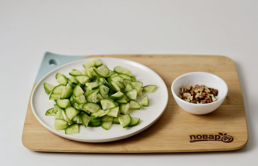 1. Этап. Постный салат с цветной капустой: Огурцы нарежьте небольшими ломтиками. Грецкие орехи обжарьте на сухой сковороде, затем мелко порубите.